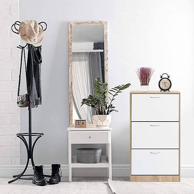 Un zapatero en blanco y madera para un recibidor de estilo escandinavo.