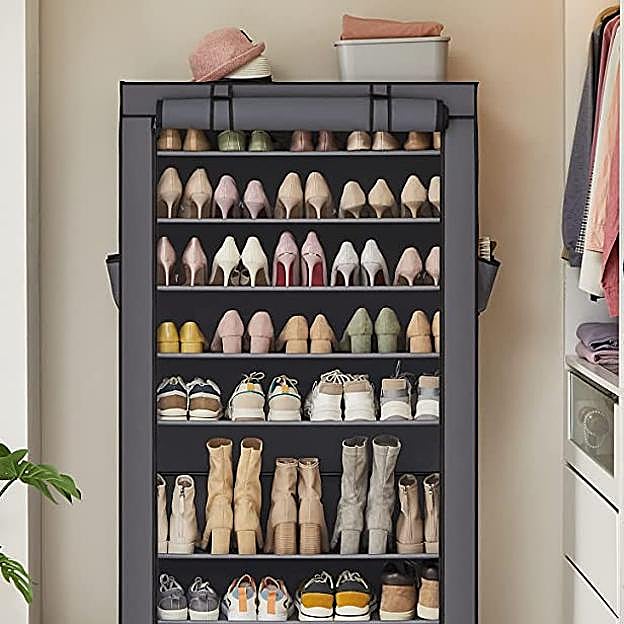 Un zapatero en color negro y con la posibilidad de quedar totalmente cerrado.