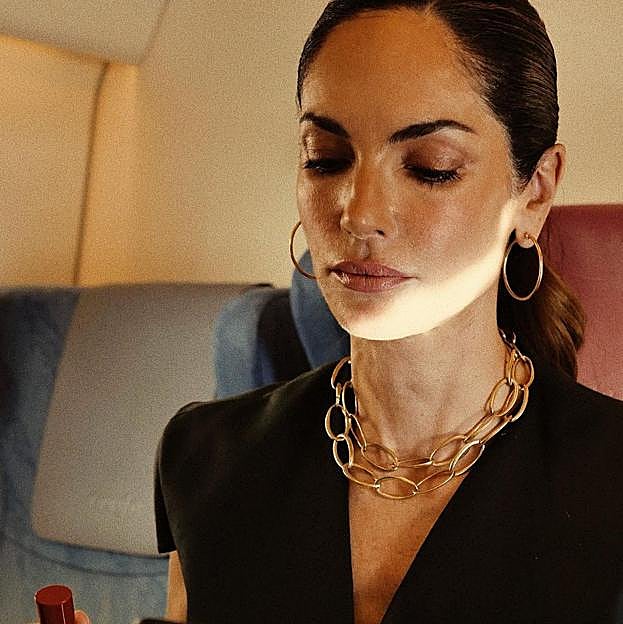 Las famosas dicen que esta base que ilumina y potencia y define los rasgos es el truco para rejuvenecer la piel a los 40