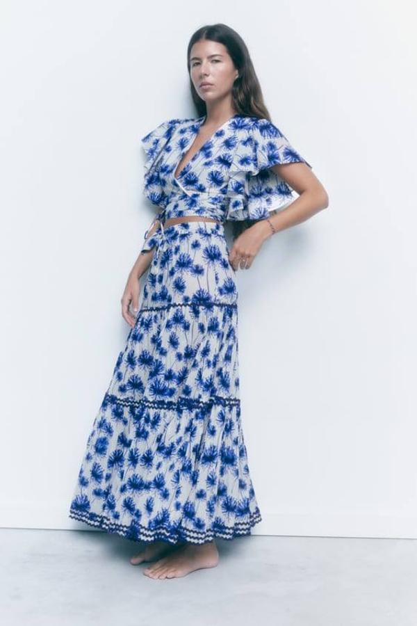 Zara nos trae este modelo de color blanco y con un estampado en azul que tiene una cintura elástica.