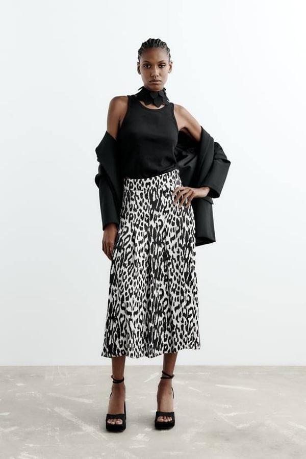 Otra buena opción es esta falda de Zara en blanco y negro que tiene un diseño de tablas.