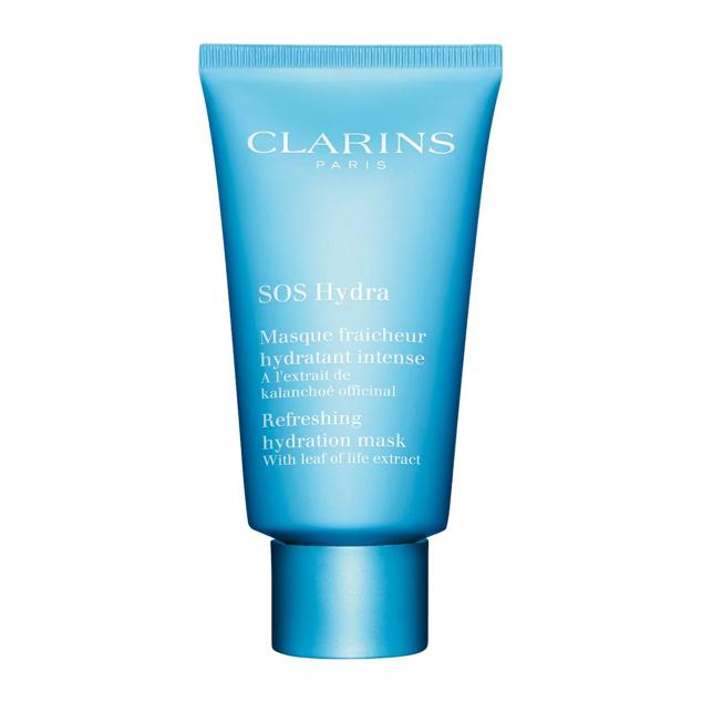 SOS Hydra Refreshing Hydration Mask de Clarins rehidrata, potencia la elasticidad, energiza, tonifica y alisa el cutis con su textura en gel-crema super refrescante y la combinación de activos que alivia las pieles sedientas y congestionadas. Con este propósito emplea una fórmula que repone la humedad y la mantiene en el tiempo, así como refuerza la barrera de la piel, gracias al ácido hialurónico, el extracto de kalanchoe y la vitamina E. Cómpralo aquí