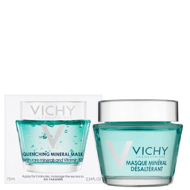 Quenching Mineral Mask de Vichy es un tratamiento refrescante que calma, revitaliza y tonifica la piel. Su textura en gel enriquecida con el agua remineralizante de la marca proporciona la más intensa hidratación y confort. La vitamina B3 promueve la luminosidad, obtiene un tono uniforme y suaviza la piel. Y, el mentoxipropanediol estimula el rostro y ayuda a descongestionar. Cómpralo aquí