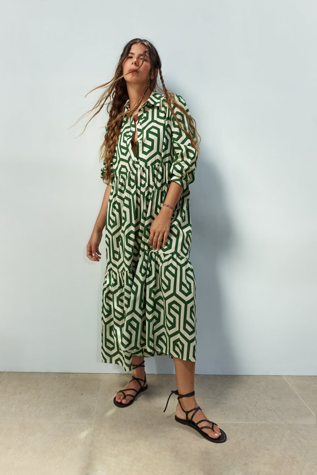 Este vestido es un diseño que siempre funciona. Largo midi y manga larga para las jornadas playeras de la recta final del verano. Vestido estampado de Zara (39,99 euros). 