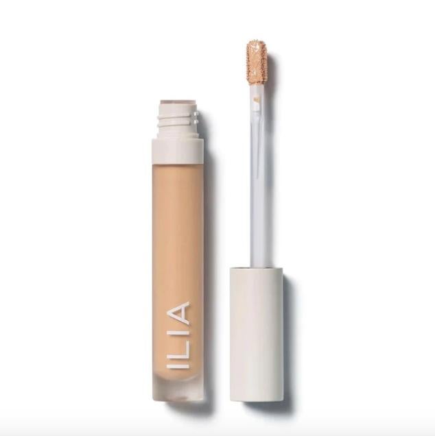 True Skin es un corrector en crema ligero que ofrece una cobertura media que tiene un acabado sedoso que se funde con la piel. En su fórmula cuenta con vitamina C y extracto de corteza de albizia que protege frente a las agresiones medioambientales mientras que hidrata la piel. (32,99 euros)