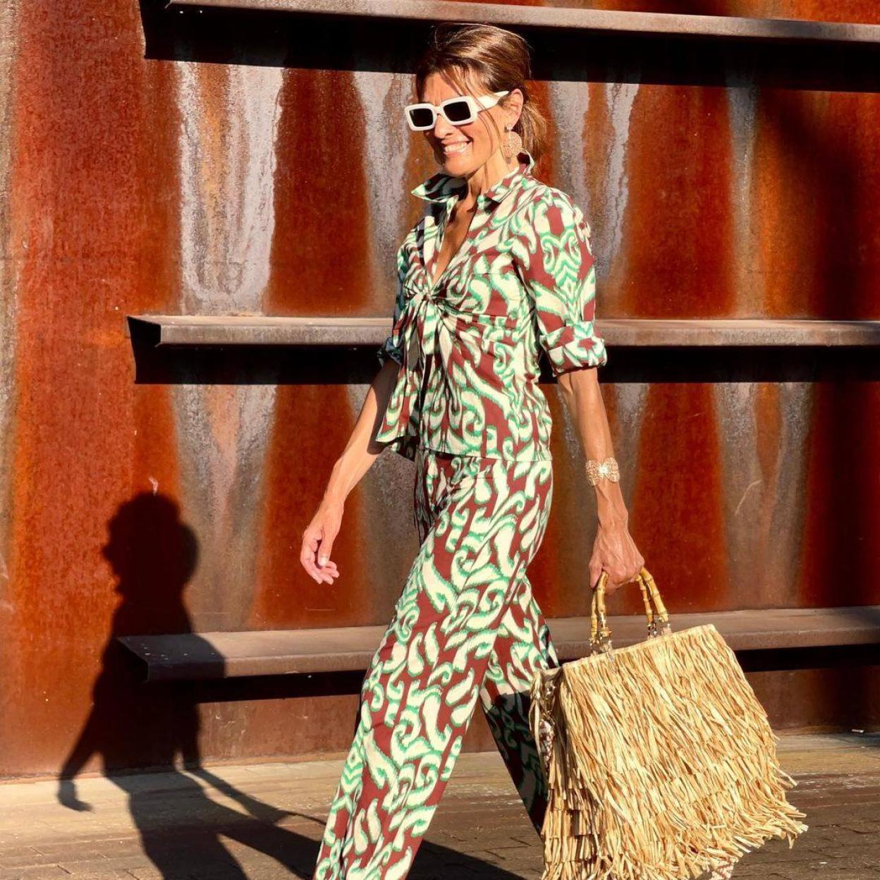 Necesitas el conjunto estampado de camisa y pantalón que más favorece y rejuvenece a los 50, palabra de influencer