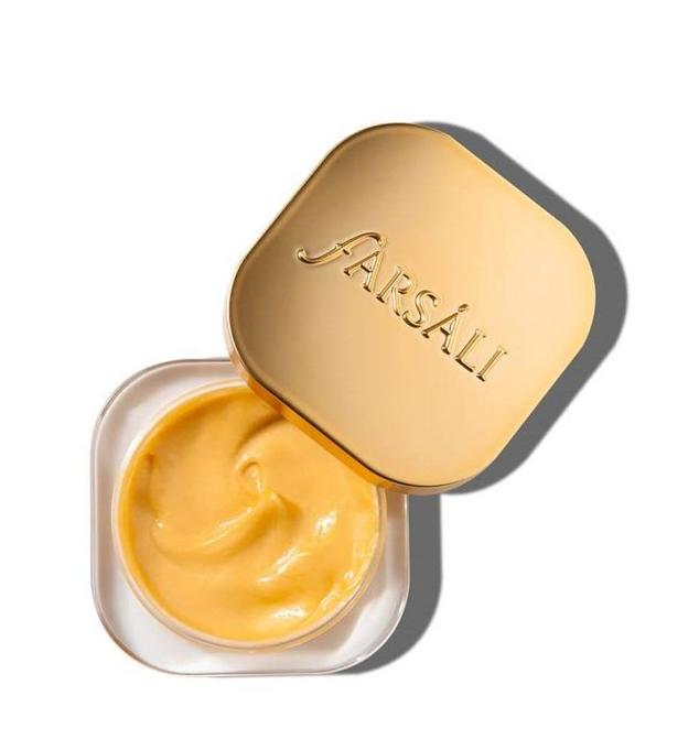 Haldi Eyes de Farsali se trata de un contorno de ojos en crema que corrige los signos de fatiga y la edad de forma visible y rápida, con inspiración en las técnicas de medicina ancestral hindú. La cúrcuma reduce la hinchazón, bolsas, irritación, ojeras y contrarresta iluminando la zona. Mientras, el extracto de margarita suaviza la piel y disminuye la pigmentación, la cafeína energiza la mirada, la quinoa y el ácido hialurónico hidratan y los péptidos reafirman. Cómpralo aquí