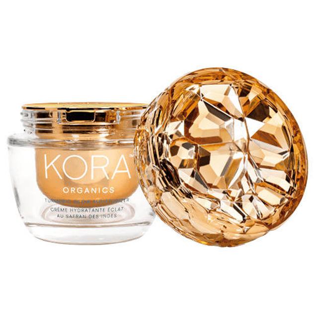 Turmeric Glow Mosturizer de Kora Organics es una increíble crema hidratante con propiedades antiedad que deja la piel como 10 años más joven. Reduce la pigmentación, la opacidad, las arrugas, la textura y la flacidez. ¿Cómo? Mediante una mezcla de cúrcuma, raíz de regaliz, micro algas marinas, aceites de dátil, rosa mosqueta, aguacate, espino amarillo y maracuya, vitaminas C y E, fermentos, ácido hialurónico y bidens pilosa, una alternativa natural al retinol. Cómpralo aquí