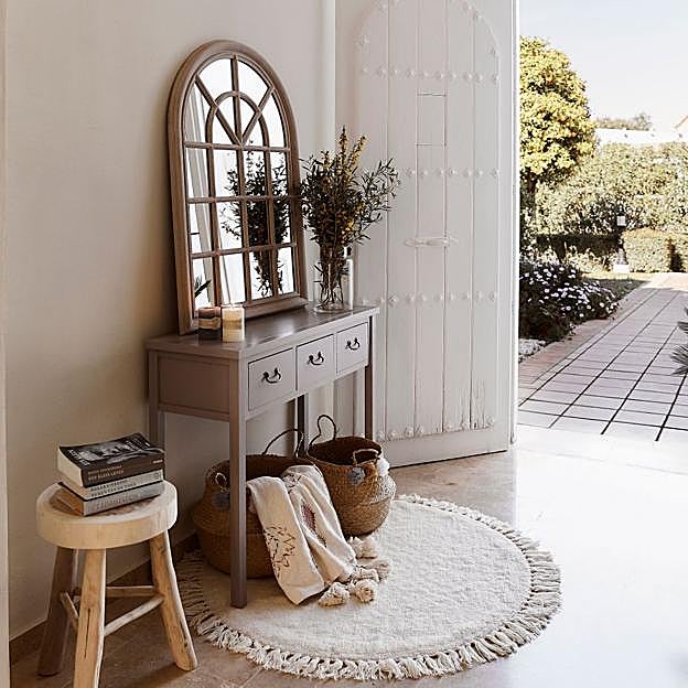 Agregar un espejo en el recibidor siempre sumará elegancia y personalidad en el espacio..