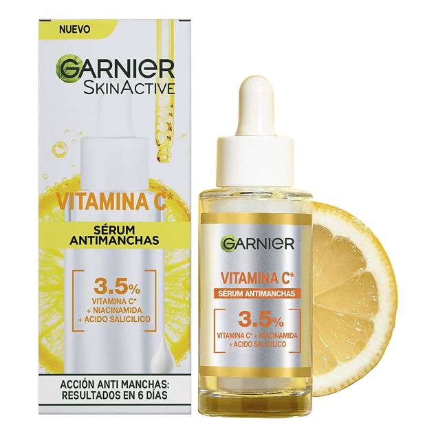 El Sérum Antimanchas con 3,5% Vitamina C, Niacinamida y Ácido Salicílico de Garnier ilumina el rostro.  Cómpralo aquí