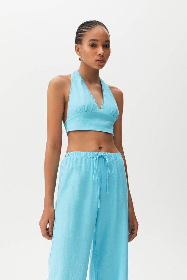 Top cropped de cuello halter con escote de pico y tejido rústico, de Pull&Bear. Tiene un coste de 5,99 euros, con descuento.
