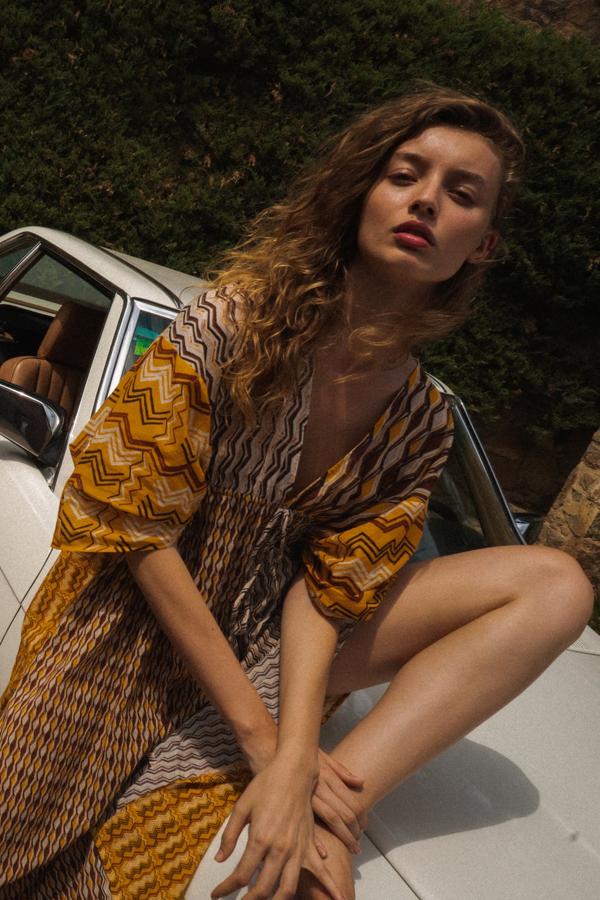 Los  prints  que combinan diferentes tejidos son perfectos para este tipo de vestidos túnica de aires playeros. Una prenda que se adapta a todos los escenarios del verano. Vestido tipo caftán de Zara (39,99 euros). 