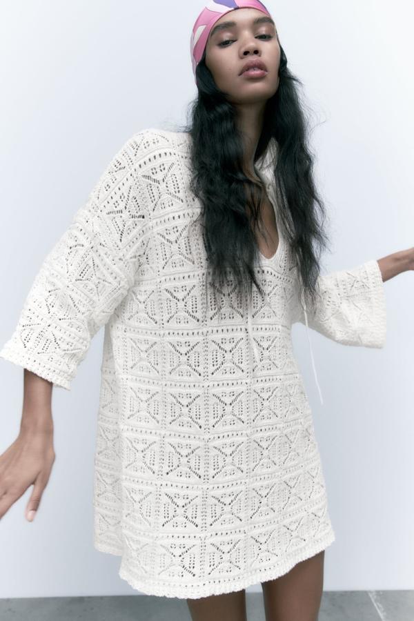 Si buscas una versión mini de este clásico playero, los caftanes confeccionados en crochet serán tus mejores aliados. Vestido blanco de Zara (35,99 euros). 