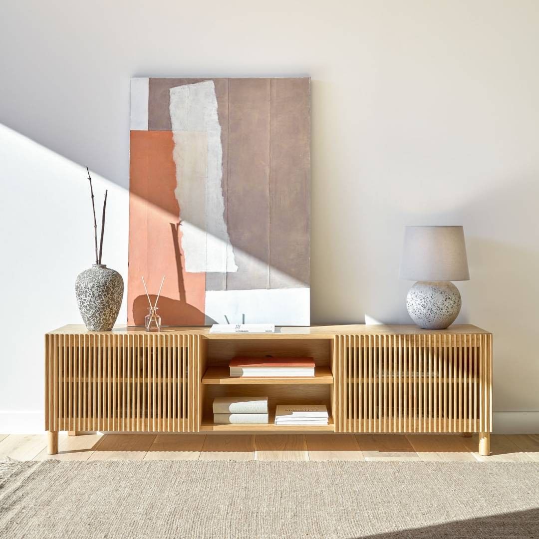 Una cómoda elegante, mucha luz y un cuadro para marcar estilo para conseguir un recibidor de diez.