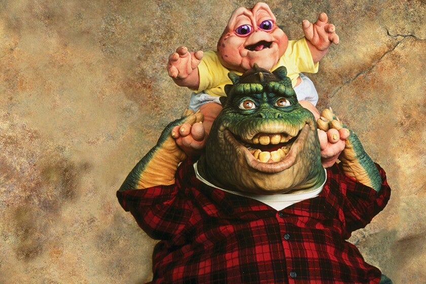 “Tu no mami”. Si has cogido la referencia tienes unos años y estás de enhorabuena, porque Disney ha recuperado este clásico noventero de la pequeña pantalla. Los protagonistas son los Sinclair, unos dinosaurios antropomórficos que viven en una sociedad muy parecida al Estados Unidos de la época en la que se estrenó. A pesar de su traumático desenlace, es una de las sit-com clásicas del siglo XX y agradeceremos tenerla a mano para cuando necesitemos ver a Peque.