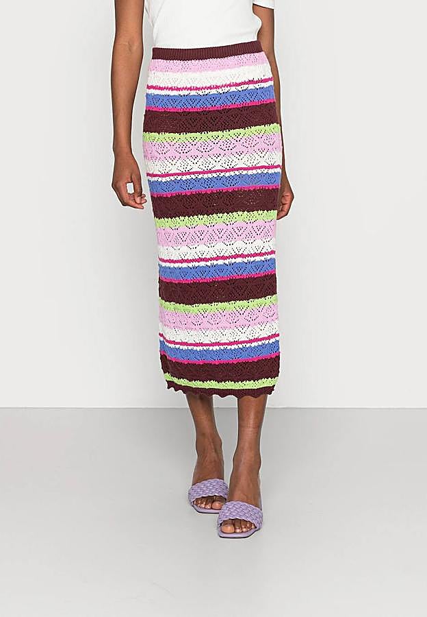 Falda midi recta en tejido de punto calado, con tiro alto, cintura elástica y print a rayas multicolor, de Monki. Cómprala a 29,90 euros.