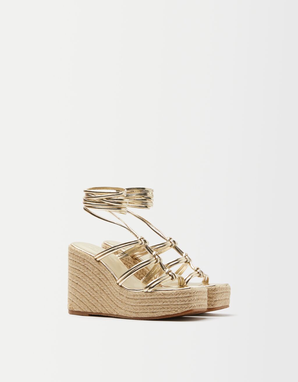 Las sandalias de tiras se han convertido en todo un must. Sujetan el pie y dan un aire muy moderno y actual. Aúna dos tendencias en una con su tacón comodísimo de 11 cm. Precio: 35,99€.  Cómpralo aquí