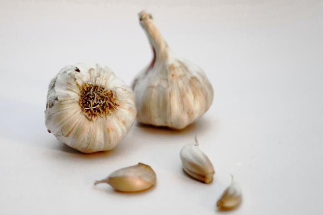 El ajo también acelera el metabolismo contribuyendo a incrementar la cantidad de calorías quemadas mientras disminuye la producción de grasa del cuerpo. Además, es antibacteriano y combate las infecciones. 