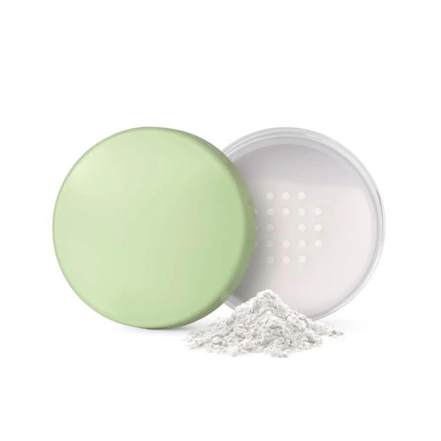 Estos polvos ayudan a difuminar y perfeccionar el aspecto final de la piel. Al contener ácido hialurónico, el polvo es capaz de atraer la humedad a la piel para conseguir un acabado más suave y flexible. La piel aparecerá aterciopelada, mientras que toda una serie de productos botánicos aportan la nutrición esencial. El té verde está repleto de bondades antioxidantes, mientras que el aloe vera tiene propiedades calmantes y tranquilizadoras para proporcionar una sensación de confort duradera. Precio: 24,95 euros en LookFantastic. Cómpralo aquí