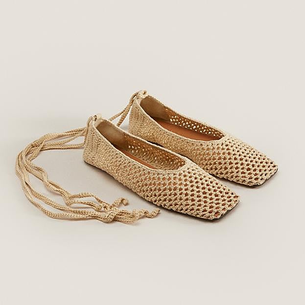 Bailarinas de crochet en color arena, de Zara Home.