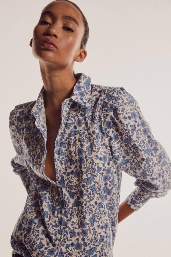 Camisa de algodón con manga larga, cuello solapa, cierre de botones y estampado de flores en tono azul. Puedes comprarla rebajada por 39 euros. Cómpralo aquí