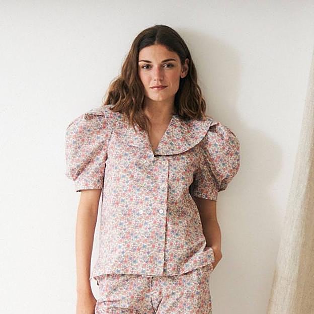 Imagen principal - Flores, lunares o vichy: tres looks rebajados made in Spain super favorecedores que han enamorado a las influencers