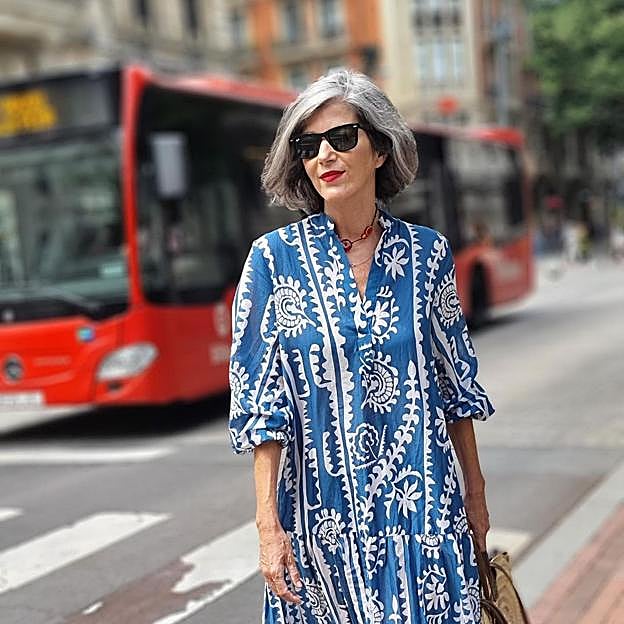 El original vestido azul de Zara perfecto a partir de los 50 que podrían llevar todas las royals en sus vacaciones