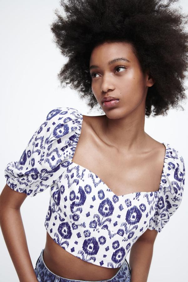 El verano es la estación perfecta para lucir estampados geométricos con aires étnicos. El blanco y el azu marino son los tonos que tiñen esta propuesta de mangas abullonadas. Top con escote corazón de Zara (22,99 euros). 