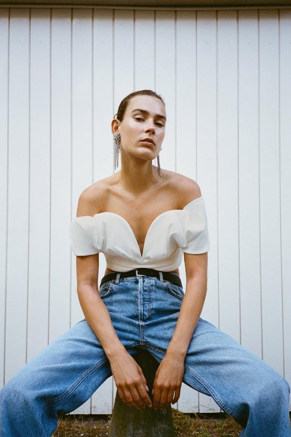 Los escotes pronunciados triunfan en las noches de verano. Top blanco con mangas abullonadas de Zara (19,99 euros). 