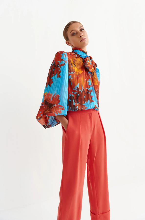 Camisa con estampado floral en diversos colores, tiene una bonita lazada delantera con manga abullonada, además de una llamativa goma en el puño. Ideal para una noche fresca de verano. Es de Cyrana. Precio: 158 €.