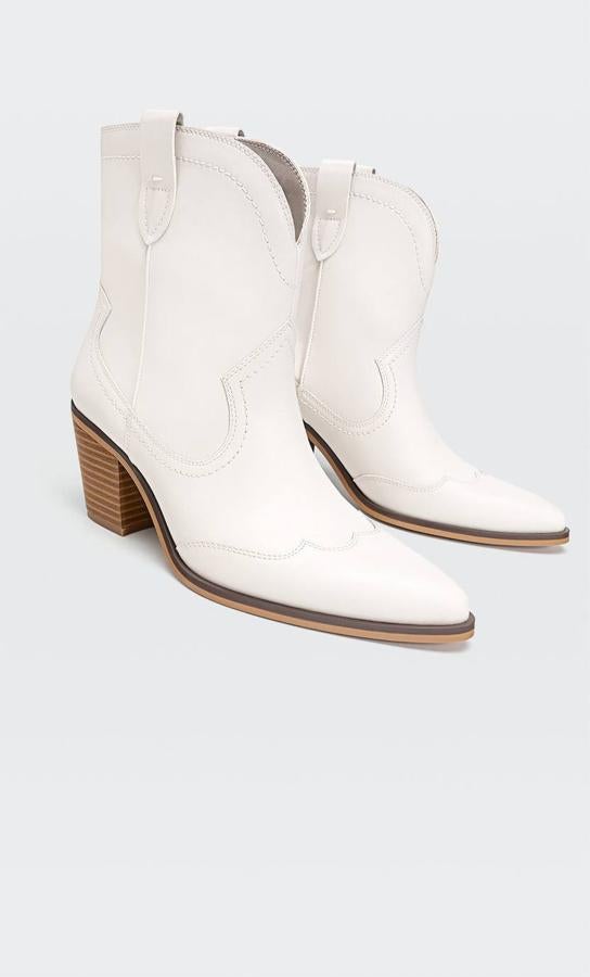 Stradivarius nos trae estos botines de estilo cowboy que tienen detalles de pespuntes y un tacón de 6,2 cm.