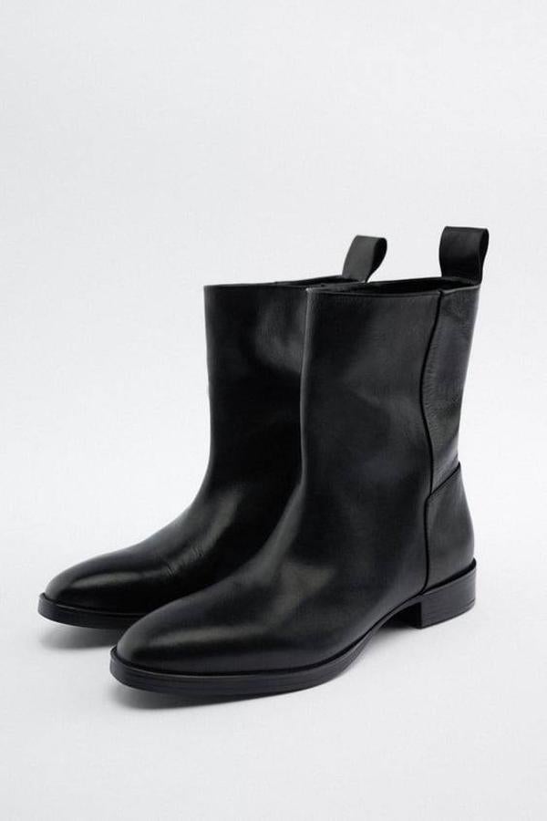 Zara nos trae estos botines de piel en color negro que cuentan con un detalle de tirador.