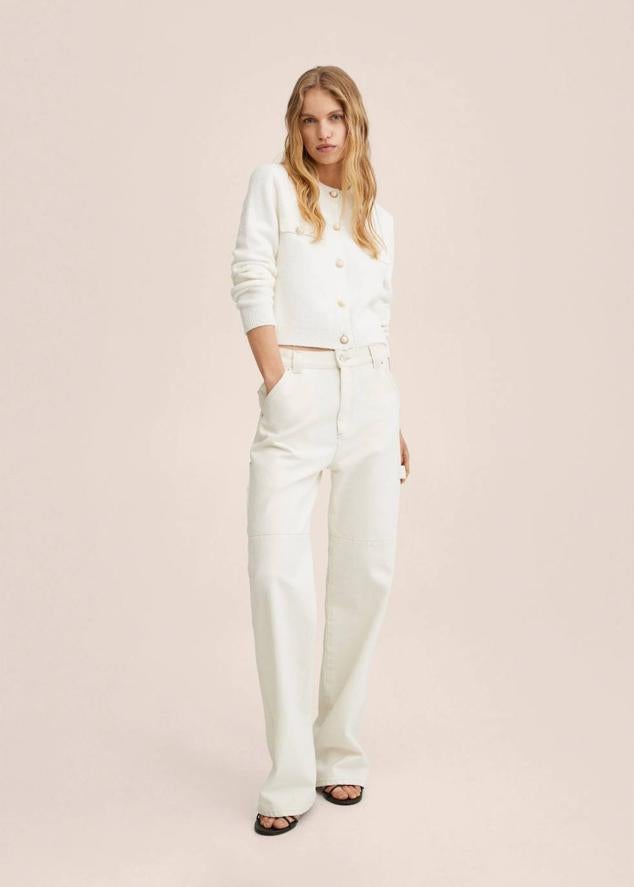 Pantalón vaquero tipo cargo con pernera recta amplia, tiro medio, costuras decorativas, trabillas y bolsillos, color blanco, de Mango. Están disponibles a 9,99 euros, con descuento.