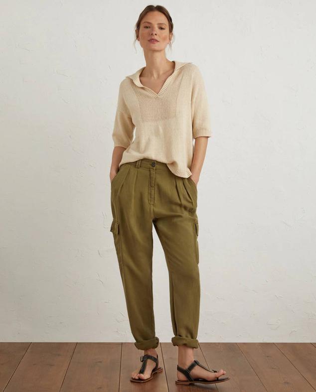 Pantalón cargo fluido con detalle de pinzas, corte baggy, tiro alto, trabillas, bolsillos laterales, de plastrón en las piernas y de ojal en la espalda, en tono musgo, de Lloyd’s. Están rebajados en El Corte Inglés a 34,99 euros.