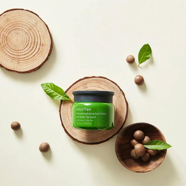 La Crema Hidratante para el Contorno de Ojos de Innisfree es rica en aminoácidos esenciales y minerales.
