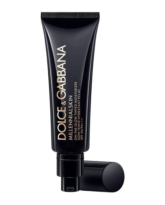 Posee un acabado fresco y natural y tiene una cobertura luminosa que proporciona hasta 8 horas de hidratación total y con protección de alto espectro contra los rayos UVA. Es de Dolce & Gabbana. Precio: 54,95 €. 