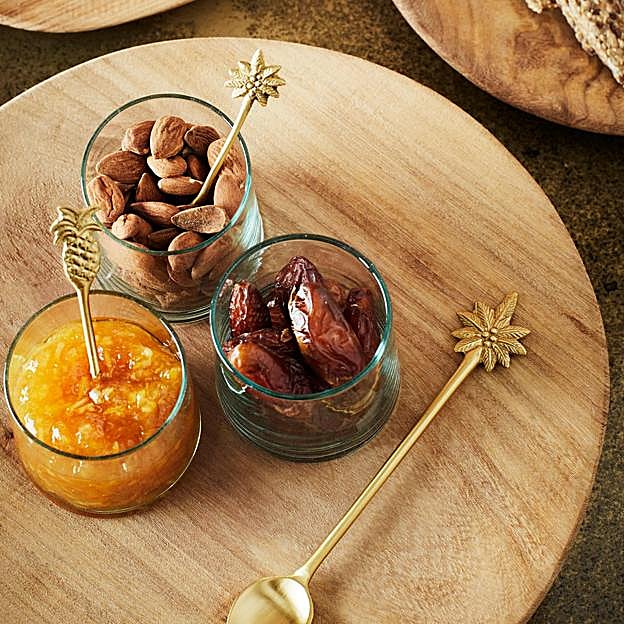 Las cucharas también tienen que ir acorde con el resto de la decoración para un desayuno de diez.