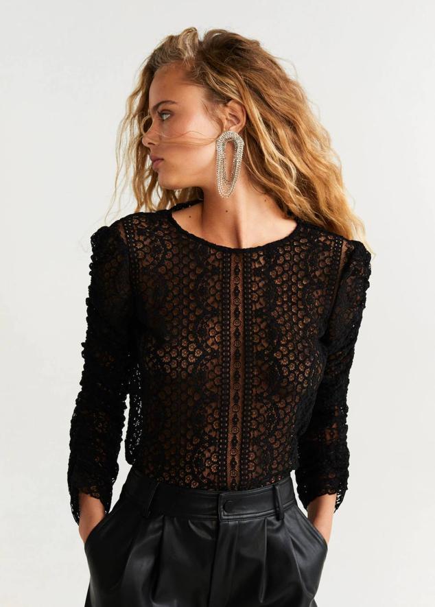 Blusa de encaje sin forro con cuello redondo y manga larga fruncida, color negro o blanco roto, de Mango. Su coste es de 29,99 euros.