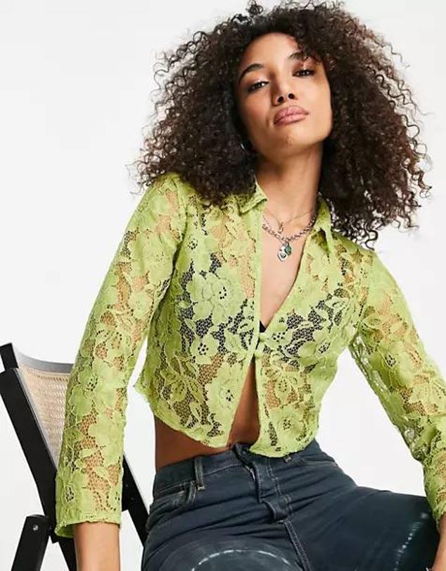 Camisa de encaje cropped con escote de pico, cuello solapa, manga larga y cierre de botones frontal, color verde, de ASOS. Cómprala por 39,99 euros.