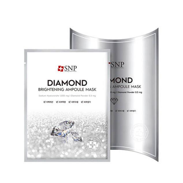 Diamond Brightening Ampoule Mask de SNP es un concentrado antiedad en formato mascarilla que hidrata, purifica, aclara manchas, unifica y tersa la tez. Su fórmula incluye polvo de diamante y ácido hialurónico que retienen la humedad en el interior y redensifican, así como niacinamida que aclara el tono, deja un acabado radiante y vigoriza, junto a los extractos de plantas antioxidantes.