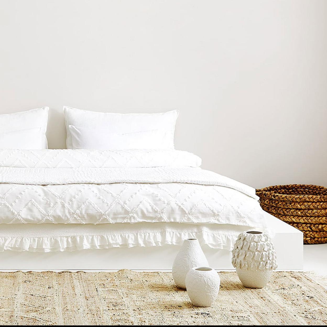 Las sábanas blancas siempre suman diseño y elegancia en cualquier dormitorio.