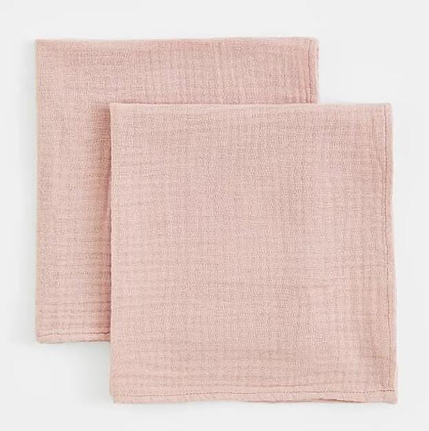 Apuesta también por las servilletas en tonos pastel para darle el toque cálido final.