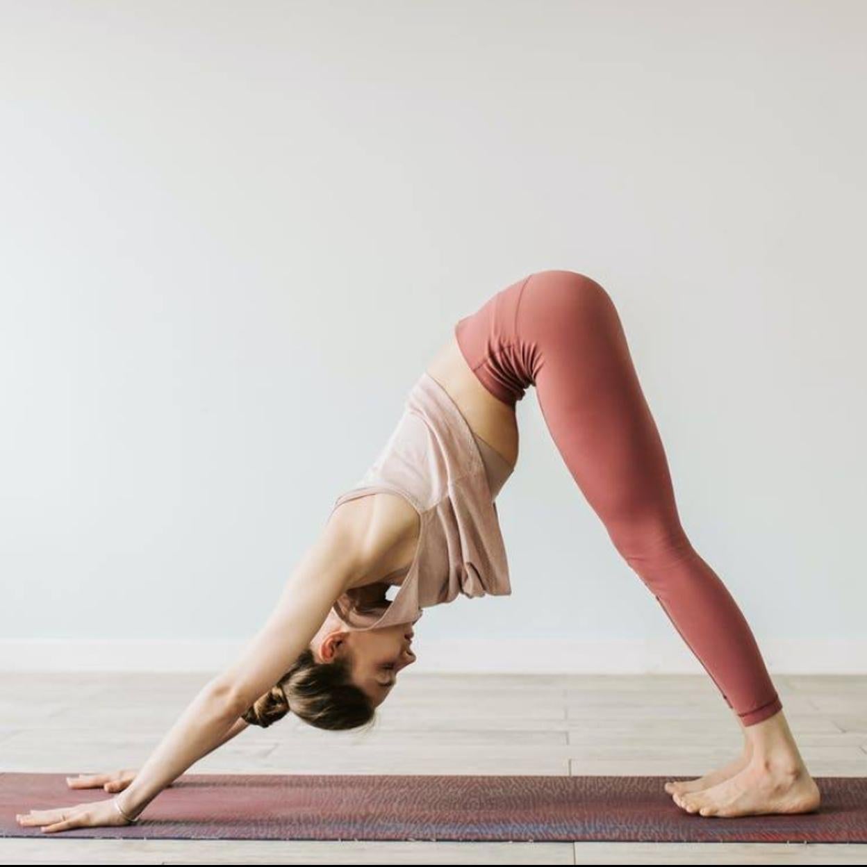 Adho Mukha Svanasana es una asana que puedes practicar incluso si es la primera vez que te acercas al yoga