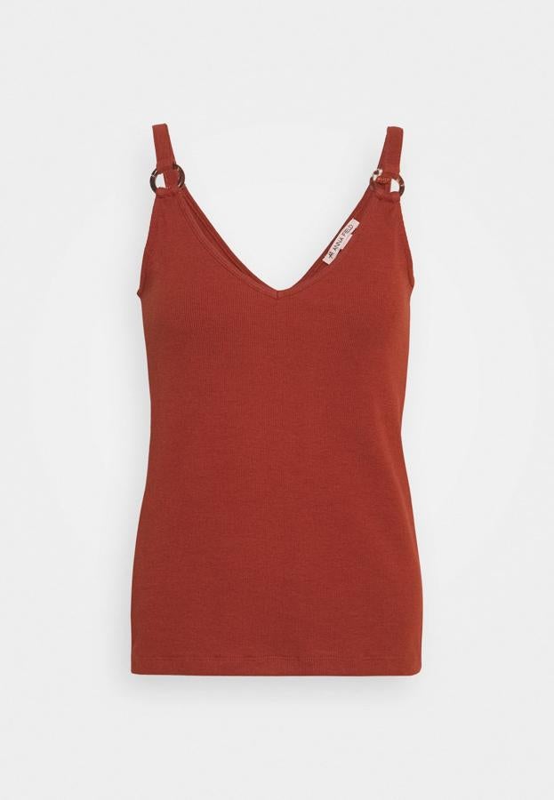 Top hecho con tejido de punto y un escote en V pronunciado para las mujeres más atrevidas. Es de Anna Field. Precio: 17,99 €.