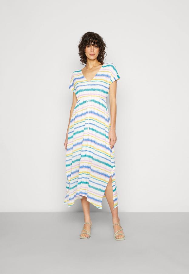 Vestido midi de rayas multicolor con lazada en la cintura para marcar aún más la silueta. Es de Springfield. Precio: 35,95 €. 