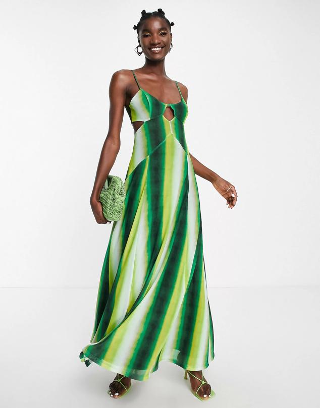 Vestido largo con aberturas cut-out en la parte frontal y laterales. Su color verde es elegante y perfecto para eventos especiales. Es de Topshop. Precio: 72,99 €.