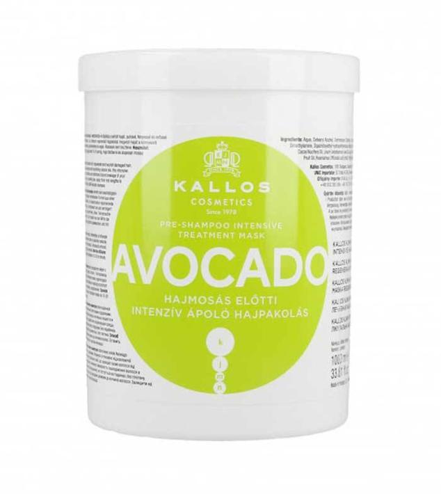 Avocado Pre-Shampoo Intensive Treatment Mask de Kallos es una mascarilla pre-lavado que regenera por completo el pelo y restaura la suavidad, brillo, hidratación y nutrición para que esté en su óptimo estado de salud y tan bonito como recién salido de la peluquería. Esto lo consigue gracias los aceites de aguacate, coco, lino, argán, macadamia y oliva, el extracto de romero y el ácido láctico.