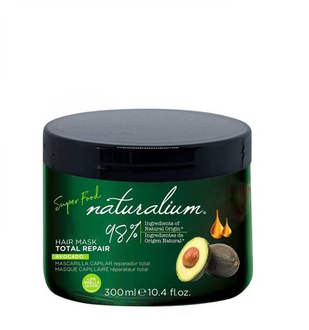 Super Food Avocado Hair Mask Total Repair de Naturalium corrige el daño en el cabello más dañado y seco. Suaviza, fortalece, y reconstruye las fibras, así como sella la cutícula para evitar el encrespamiento y las puntas abiertas. Está enriquecida con aguacate, manteca de karité, aceite de macadamia, proteínas y vitamina E.