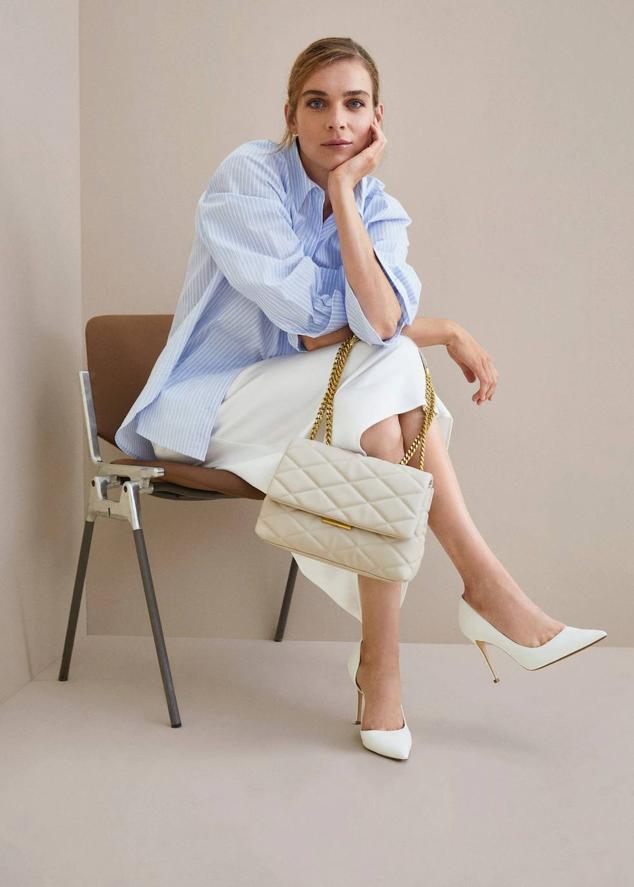 Camisa en tejido 100% algodón con corte oversize masculino, cuello solapa, manga larga, cierre de botones frontal y estampado a rayas en azul claro y blanco. Puedes comprarla por 25,99 euros.