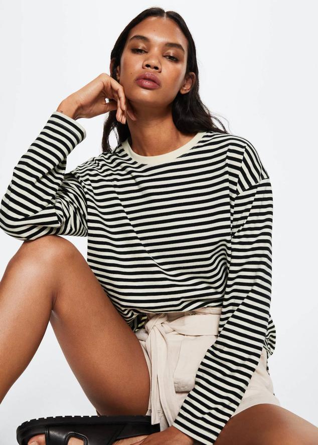 Camiseta 100% algodón con estampado a rayas, cuello redondo, manga larga y corte holgado y relajado. Está disponible a 19,99 euros.